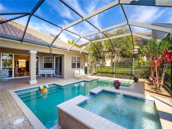 Luxurious 5 Bedroom Waterfront Pool Home in Bradenton