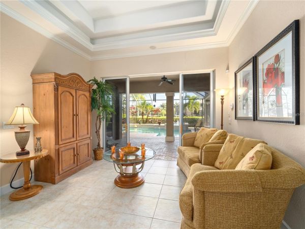 Luxurious 5 Bedroom Waterfront Pool Home in Bradenton