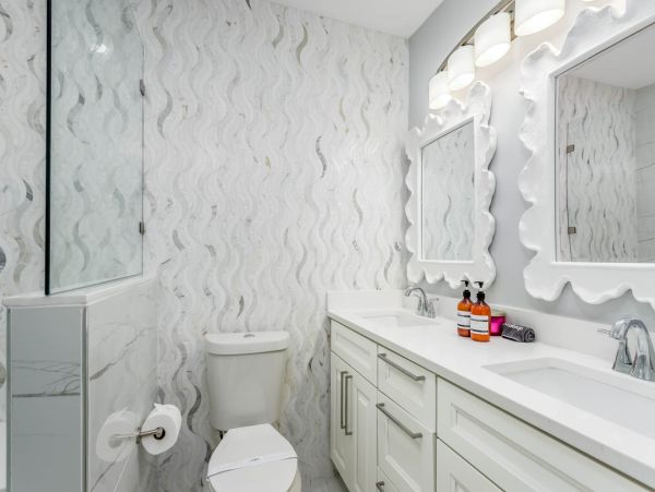 Discover Your Perfect Vacation Retreat: Spacious Home with Hot Tub
