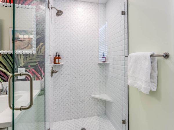 Discover Your Perfect Vacation Retreat: Spacious Home with Hot Tub