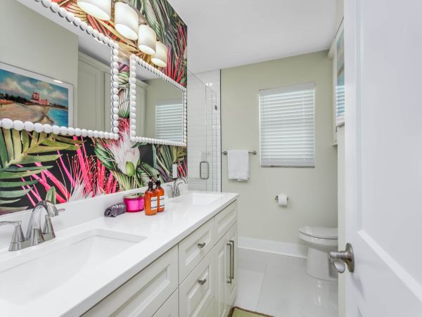 Discover Your Perfect Vacation Retreat: Spacious Home with Hot Tub