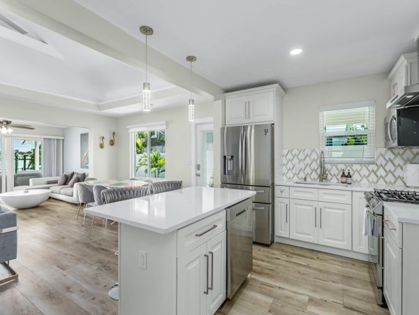 Discover Your Perfect Vacation Retreat: Spacious Home with Hot Tub