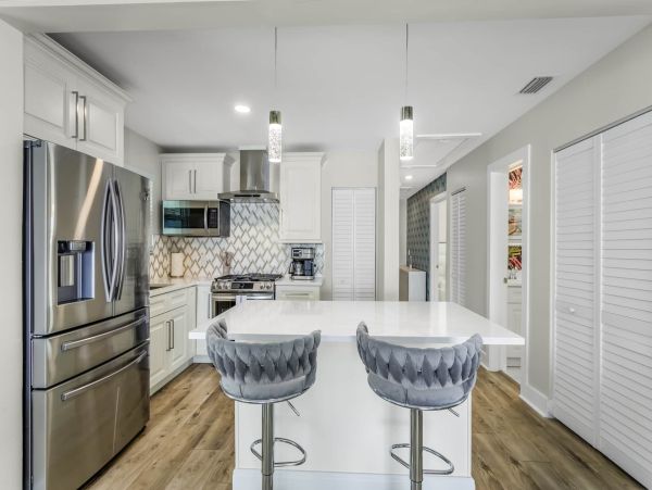 Discover Your Perfect Vacation Retreat: Spacious Home with Hot Tub