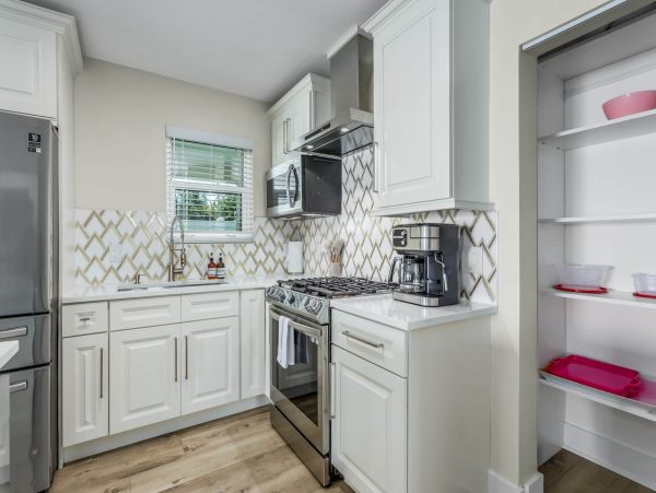 Discover Your Perfect Vacation Retreat: Spacious Home with Hot Tub