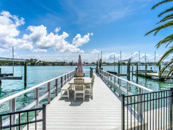 Discover Your Perfect Vacation Retreat: Spacious Home with Hot Tub