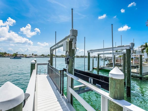 Discover Your Perfect Vacation Retreat: Spacious Home with Hot Tub
