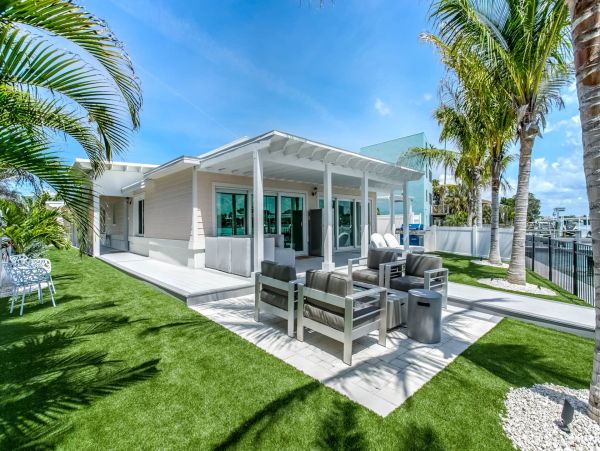 Discover Your Perfect Vacation Retreat: Spacious Home with Hot Tub