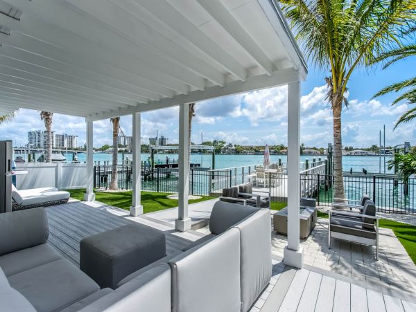 Discover Your Perfect Vacation Retreat: Spacious Home with Hot Tub