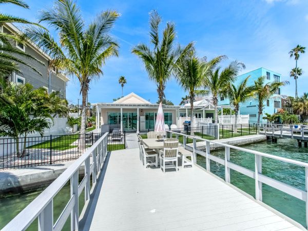 Discover Your Perfect Vacation Retreat: Spacious Home with Hot Tub