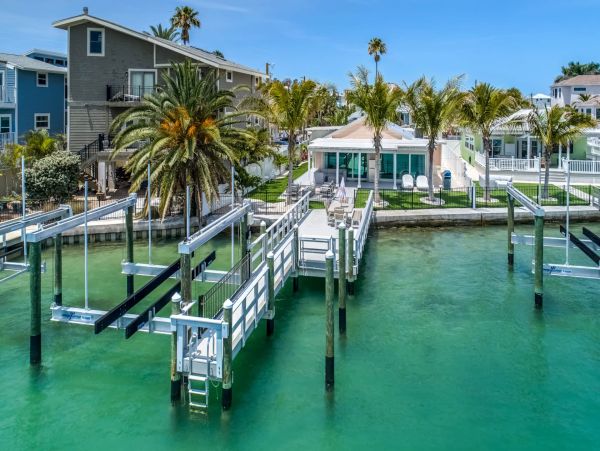 Discover Your Perfect Vacation Retreat: Spacious Home with Hot Tub