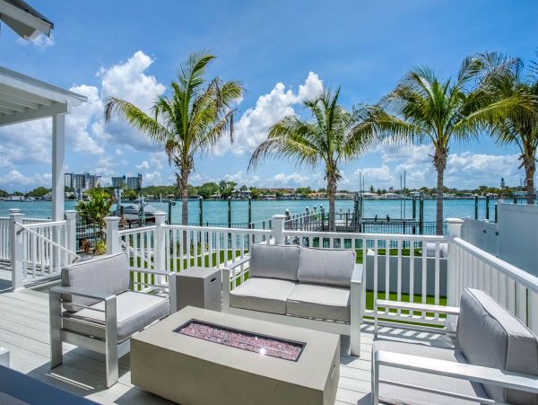 Discover Your Perfect Vacation Retreat: Spacious Home with Hot Tub