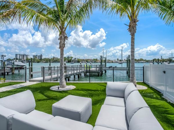 Discover Your Perfect Vacation Retreat: Spacious Home with Hot Tub
