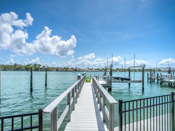 Discover Your Perfect Vacation Retreat: Spacious Home with Hot Tub