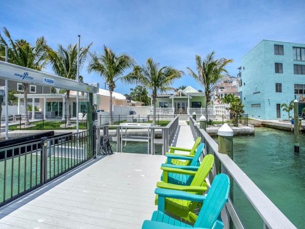 Discover Your Perfect Vacation Retreat: Spacious Home with Hot Tub