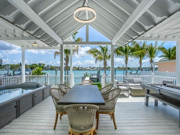 Discover Your Perfect Vacation Retreat: Spacious Home with Hot Tub