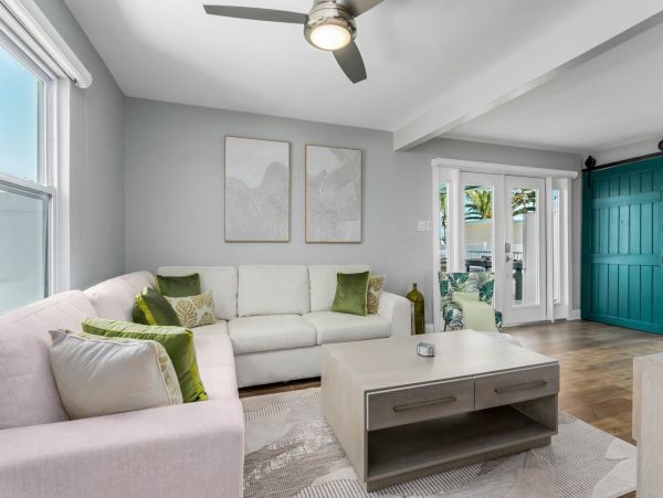 Discover Your Perfect Vacation Retreat: Spacious Home with Hot Tub