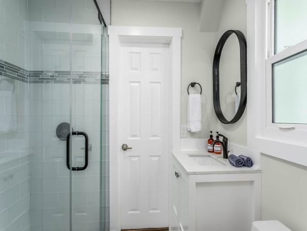 Discover Your Perfect Vacation Retreat: Spacious Home with Hot Tub