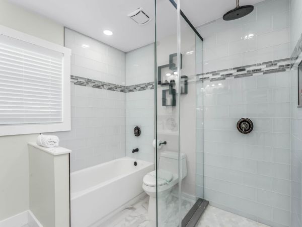 Discover Your Perfect Vacation Retreat: Spacious Home with Hot Tub