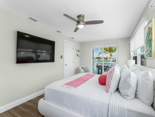 Discover Your Perfect Vacation Retreat: Spacious Home with Hot Tub