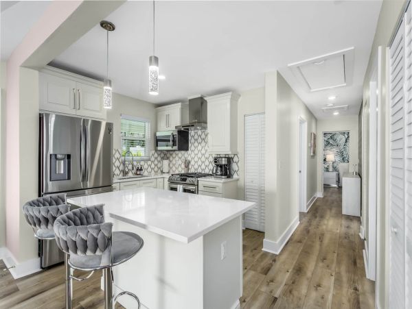 Discover Your Perfect Vacation Retreat: Spacious Home with Hot Tub