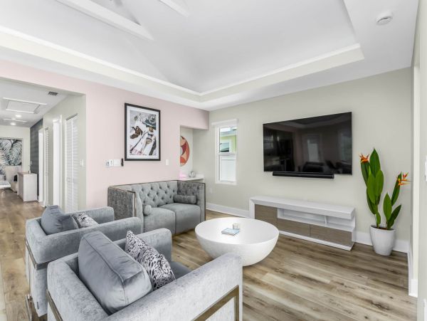 Discover Your Perfect Vacation Retreat: Spacious Home with Hot Tub