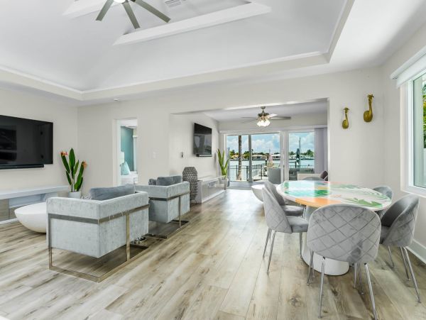 Discover Your Perfect Vacation Retreat: Spacious Home with Hot Tub