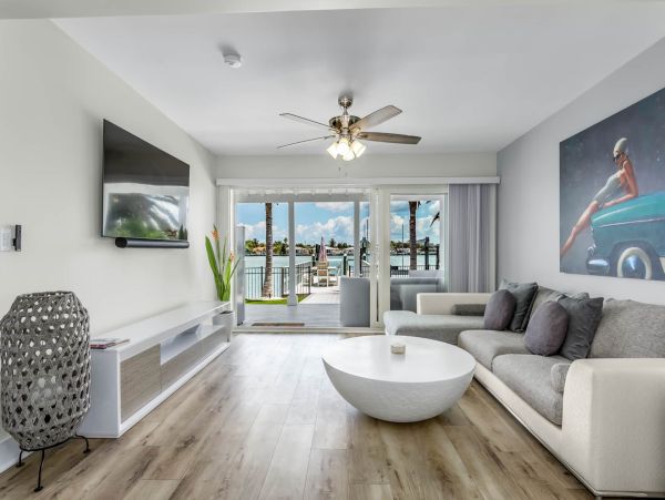 Discover Your Perfect Vacation Retreat: Spacious Home with Hot Tub