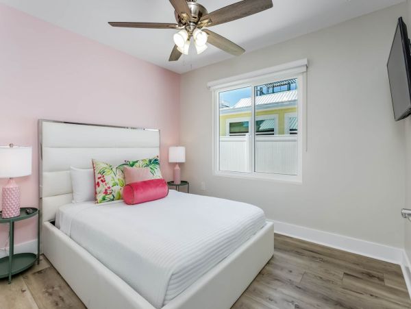 Discover Your Perfect Vacation Retreat: Spacious Home with Hot Tub