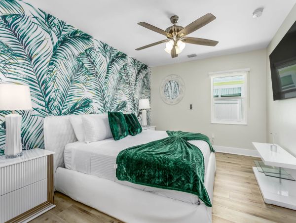 Discover Your Perfect Vacation Retreat: Spacious Home with Hot Tub