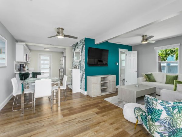 Discover Your Perfect Vacation Retreat: Spacious Home with Hot Tub