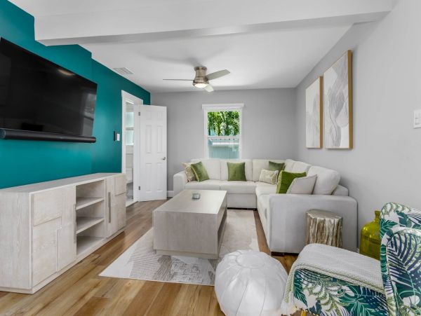 Discover Your Perfect Vacation Retreat: Spacious Home with Hot Tub