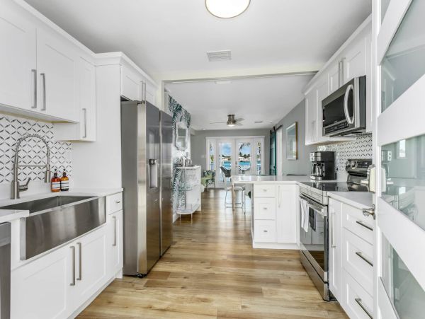Discover Your Perfect Vacation Retreat: Spacious Home with Hot Tub