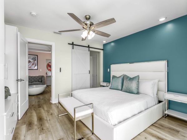 Discover Your Perfect Vacation Retreat: Spacious Home with Hot Tub