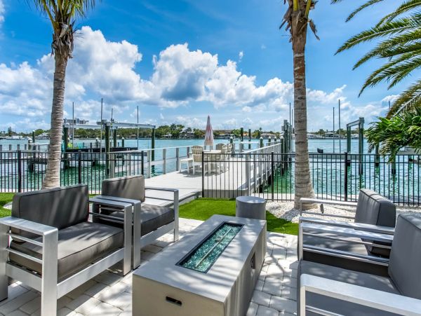 Discover Your Perfect Vacation Retreat: Spacious Home with Hot Tub