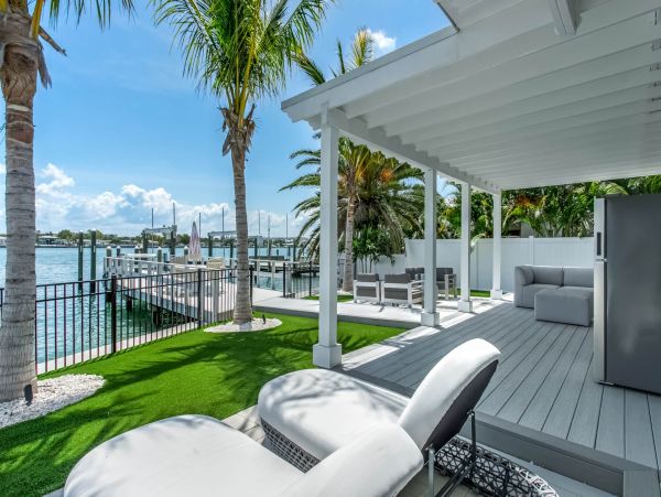 Discover Your Perfect Vacation Retreat: Spacious Home with Hot Tub