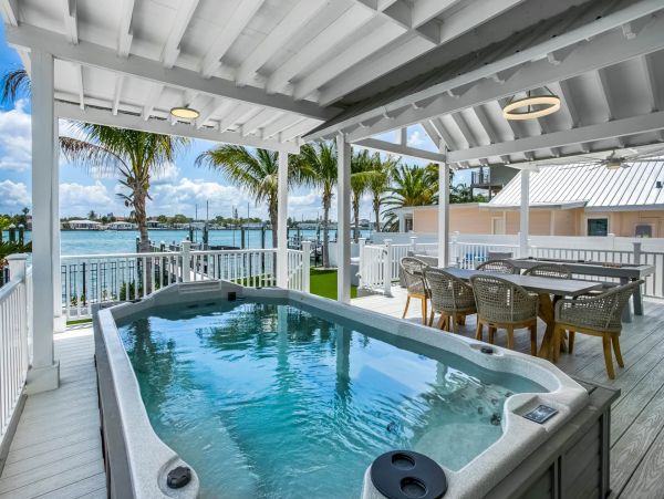 Discover Your Perfect Vacation Retreat: Spacious Home with Hot Tub