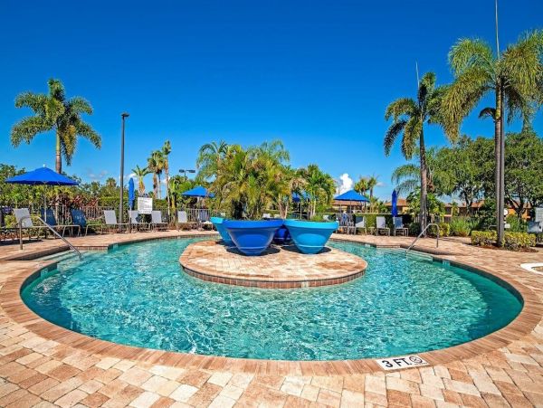 Luxurious Pool Home in Bradenton - Your Dream Getaway
