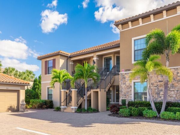 Luxurious Pool Home in Bradenton - Your Dream Getaway