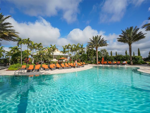 Luxurious Pool Home in Bradenton - Your Dream Getaway