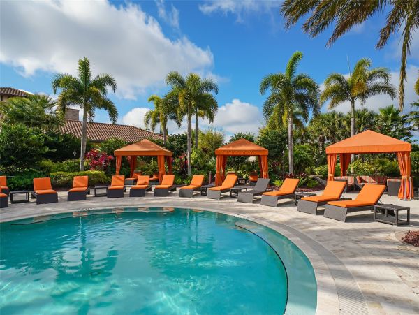 Luxurious Pool Home in Bradenton - Your Dream Getaway