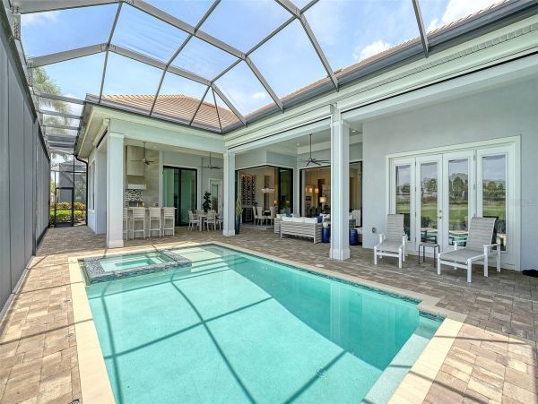 Luxurious Pool Home in Bradenton - Your Dream Getaway