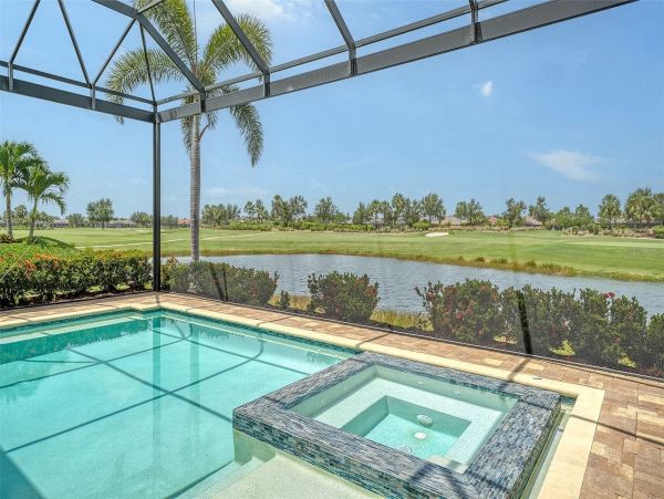 Luxurious Pool Home in Bradenton - Your Dream Getaway