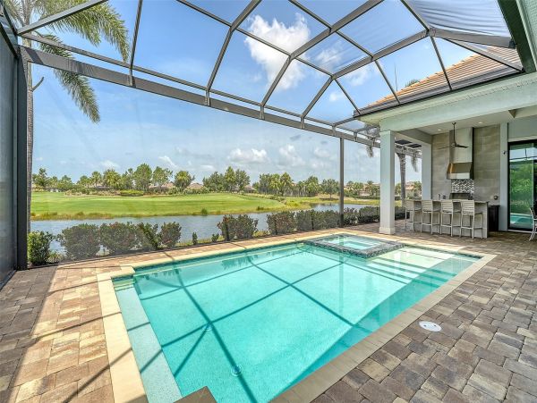 Luxurious Pool Home in Bradenton - Your Dream Getaway