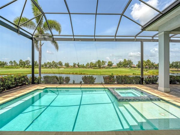 Luxurious Pool Home in Bradenton - Your Dream Getaway