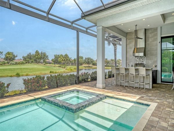 Luxurious Pool Home in Bradenton - Your Dream Getaway