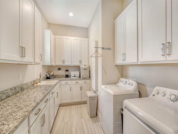 Luxurious Pool Home in Bradenton - Your Dream Getaway