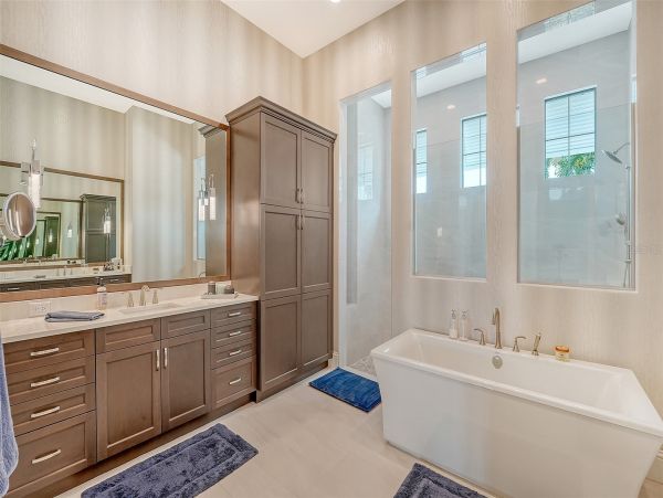Luxurious Pool Home in Bradenton - Your Dream Getaway