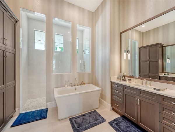 Luxurious Pool Home in Bradenton - Your Dream Getaway