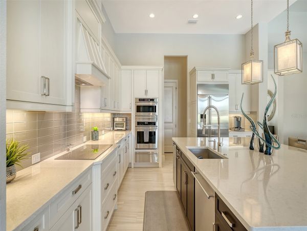 Luxurious Pool Home in Bradenton - Your Dream Getaway