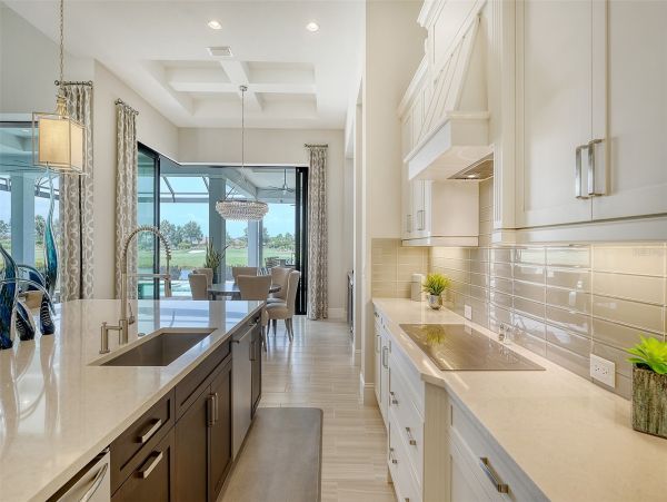 Luxurious Pool Home in Bradenton - Your Dream Getaway